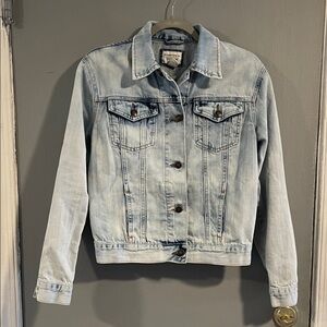 Forever 21 Classic Light Wash Denim Jacket‎ Size S